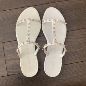 Gently worn Stuart Weitzman white sandals! Perfect for beach & summer strolls🌴